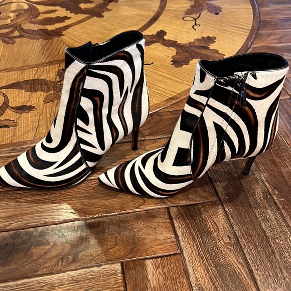 Italian made ankle book w side zipper. 2” heel.  Cowhide. exotic and sexy look - Picture 2 of 4